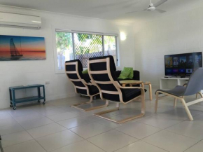 Spacious Home - near Kirwan's Shops, Hospital & Uni
